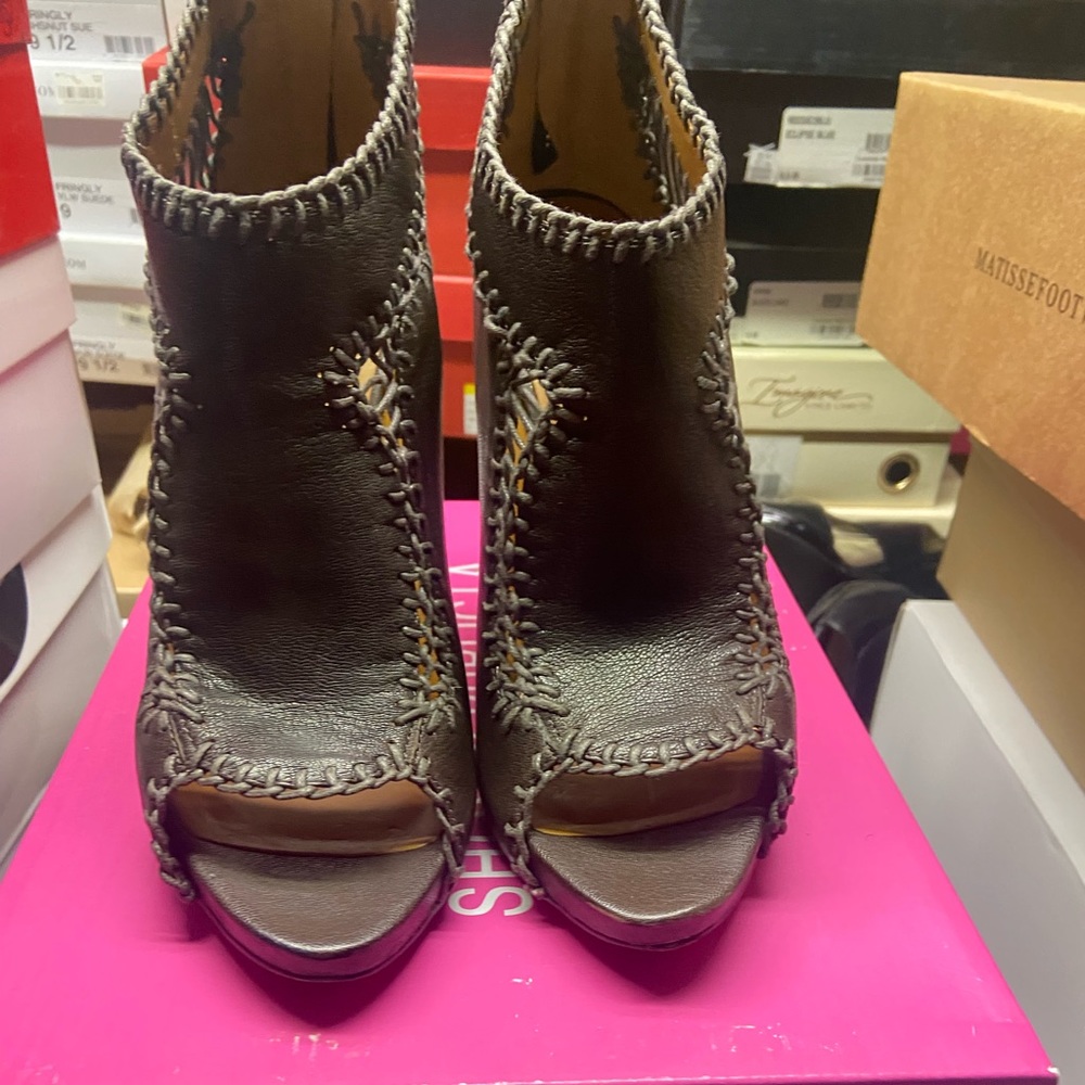 Nine West "VAJACKAL" Mesh Peep Toe brown Leather Rear Zip Booties. Worn once